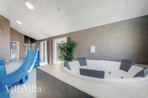 Nyt varmen i boblebadet i luksushus nr. 542 i Limfjorden