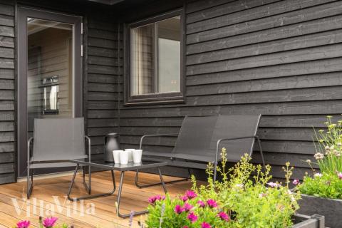 Nyt en grillkveld på terrassen i luksushus nr. 546 i Limfjorden