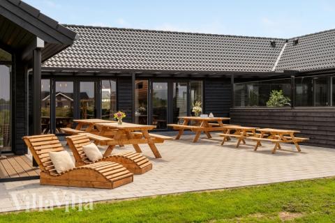 På terrassen i feriehus nr. 546 er det plass til 30 personer.