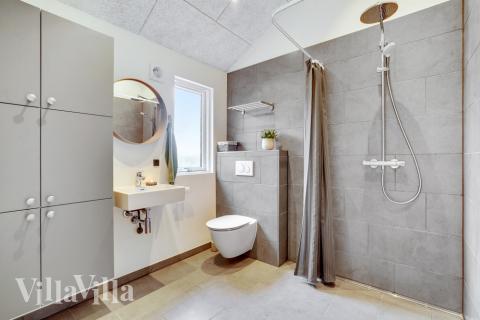 Det finnes bad med dusj i luksushus nr. 546 til 30 personer.