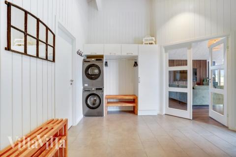 Det romslige inngangspartiet til luksushus nr. 546 i Limfjorden