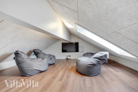 Noen av de 30 soveplassene i luksushus nr. 546 finnes på hems