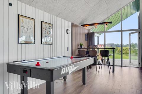 Konkurrer i feriehusets aktivitetsrom når dere besøker luksushus nr. 546 i Limfjorden.