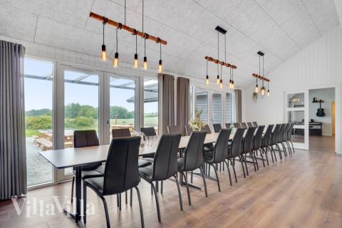 Det er plass til 30 personer i det store lyse oppholdsrommet i luksushus nr. 546.