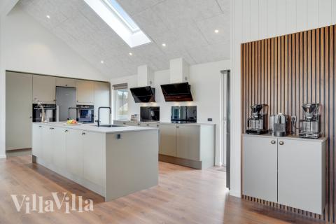 Kjøkkenet i luksushus nr. 546 er fullt utstyrt så dere lett kan lage mat til 30 personer.