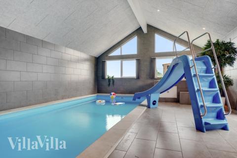 Feriehus 546 har et flott basseng med sklie, et stort innebygd boblebad og en badstue