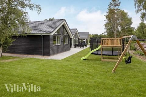 I det attraktive feriehuset nr. 543 i Lolland/Falster/Møn finnes det mengder av utendørsaktiviteter, som leketårn og huskestativ.