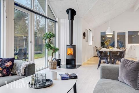 Det er plass til 16 personer i det store lyse oppholdsrommet i luksushus nr. 543.