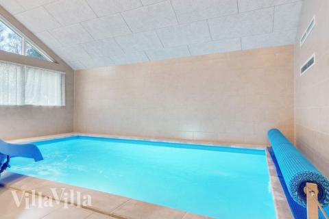 Feriehus 543 har et flott basseng med sklie, et stort innebygd boblebad og en badstue