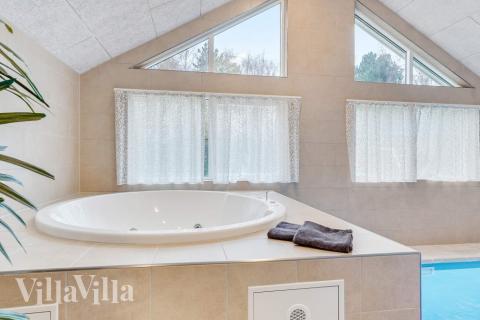Nyt varmen i boblebadet i luksushus nr. 543 i Lolland/Falster/Møn