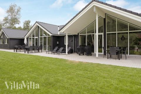 Luksushus nr. 543 har en deilig terrasse med gode hagemøbler til 16 personer.