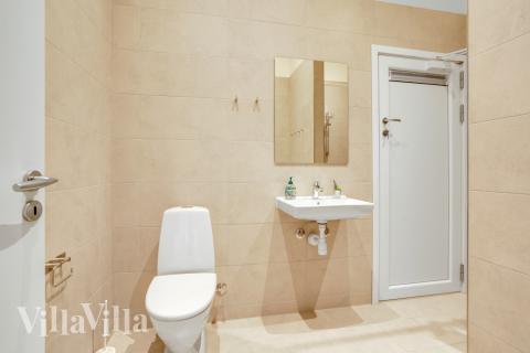 Det finnes bad med dusj i luksushus nr. 544 til 14 personer.