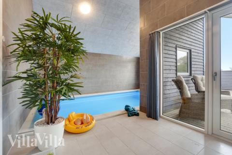 Det flotte bassenget i luksushus nr. 544 til 14 personer