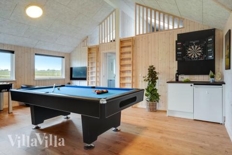 Luksushus nr. 544 til 14 personer tilbyr et stort aktivitetsrom med bl.a. biljard og dart