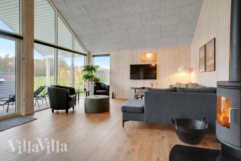 Sofaen i luksushus nr. 544 i Østjylland er perfekt for å hygge seg med et brettspill eller se en film sammen.