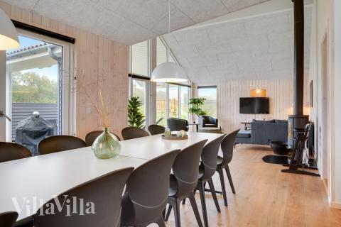 Det er plass til 14 personer i det store lyse oppholdsrommet i luksushus nr. 544.