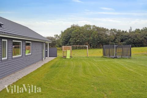 I det attraktive feriehuset nr. 544 i Østjylland finnes det mengder av utendørsaktiviteter, som leketårn og huskestativ.