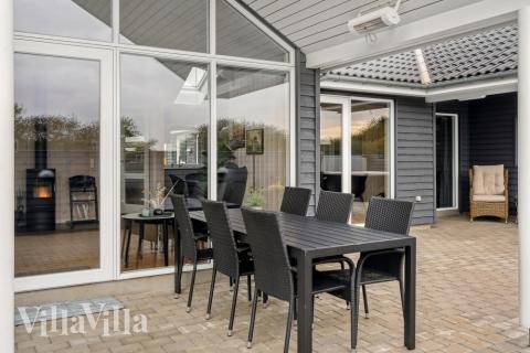 På terrassen i feriehus nr. 544 er det plass til 14 personer.