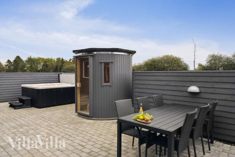Stor terrasse i luksushus nr. 544 i Østjylland.