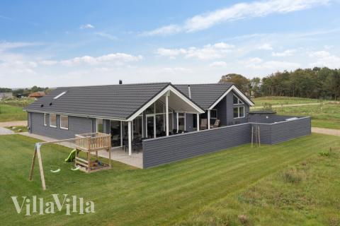 Dette lekre huset med svømmebasseng, nr. 544, med plass til 14 personer, ligger i Østjylland