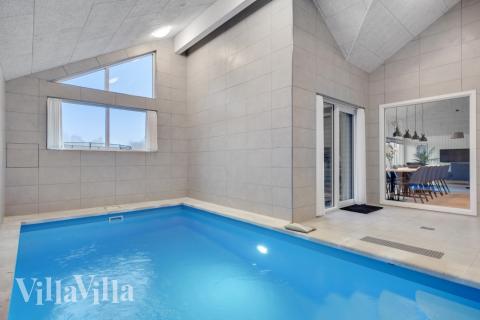 Feriehus 549 har et flott basseng med sklie, et stort innebygd boblebad og en badstue