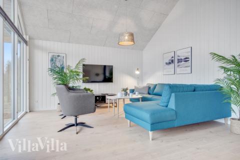 Sofaen i luksushus nr. 549 i Nordsjælland er perfekt for å hygge seg med et brettspill eller se en film sammen.