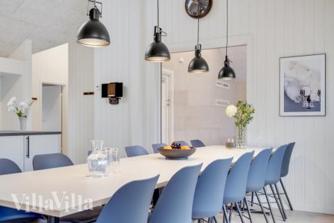 Det er plass til 14 personer i det store lyse oppholdsrommet i luksushus nr. 549.