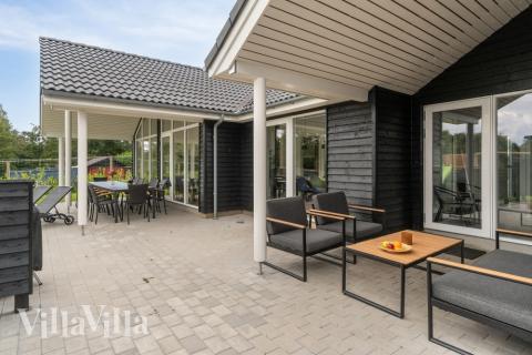 På terrassen i feriehus nr. 549 er det plass til 14 personer.