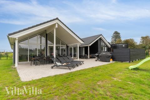 Luksushus nr. 549 har en deilig terrasse med gode hagemøbler til 14 personer.