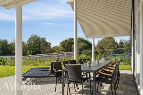 Nyt en grillkveld på terrassen i luksushus nr. 549 i Nordsjælland