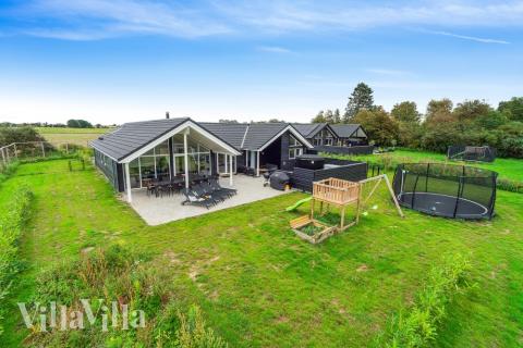 Dette lekre huset med svømmebasseng, nr. 549, med plass til 14 personer, ligger i Nordsjælland