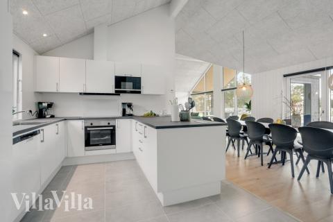 Kjøkkenet i luksushus nr. 540 er fullt utstyrt så dere lett kan lage mat til 14 personer.