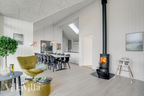 Det er god plass til hygge i feriehusets sofagruppe under oppholdet i luksushus nr. 540