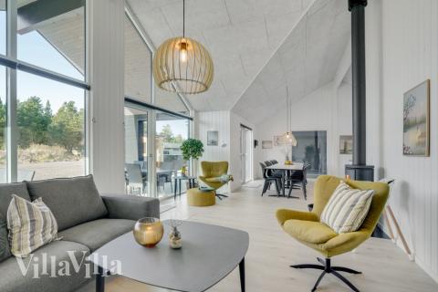 Sofaen i luksushus nr. 540 i Vestjylland er perfekt for å hygge seg med et brettspill eller se en film sammen.