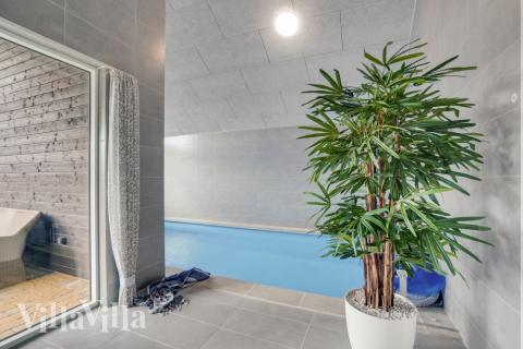 Feriehus 540 har et flott basseng med sklie, et stort innebygd boblebad og en badstue