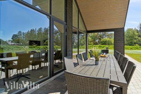 Nyt en grillkveld på terrassen i luksushus nr. 540 i Vestjylland