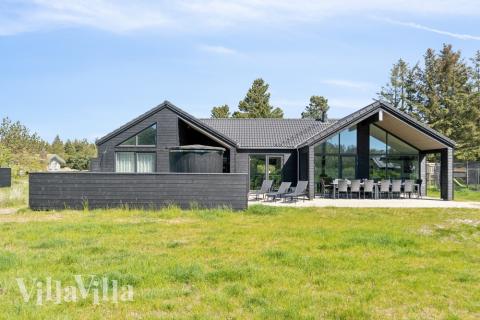 Dette lekre huset med svømmebasseng, nr. 540, med plass til 14 personer, ligger i Vestjylland