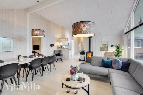 Det er god plass til at 14 personer sitter sammen i feriehusets oppholdsrom under et besøk i luksushus 550 i Lolland/Falster/Møn.