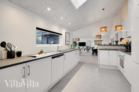 Kjøkkenet i luksushus nr. 550 er fullt utstyrt så dere lett kan lage mat til 14 personer.