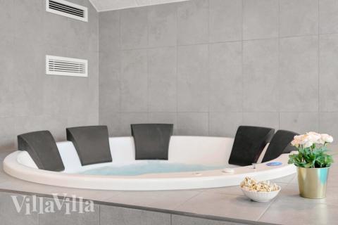 Nyt varmen i boblebadet i luksushus nr. 550 i Lolland/Falster/Møn