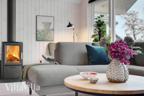 Sofaen i luksushus nr. 550 i Lolland/Falster/Møn er perfekt for å hygge seg med et brettspill eller se en film sammen.