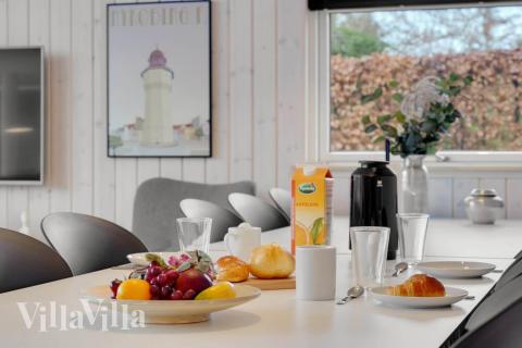 Det er plass til 14 personer i det store lyse oppholdsrommet i luksushus nr. 550.