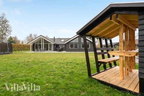 I det attraktive feriehuset nr. 550 i Lolland/Falster/Møn finnes det mengder av utendørsaktiviteter, som leketårn og huskestativ.