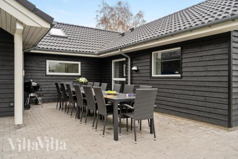 Nyt en grillkveld på terrassen i luksushus nr. 550 i Lolland/Falster/Møn