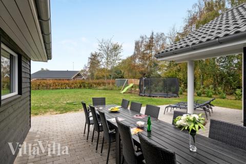 Luksushus nr. 550 har en deilig terrasse med gode hagemøbler til 14 personer.