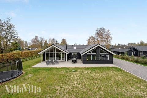 Dette lekre huset med svømmebasseng, nr. 550, med plass til 14 personer, ligger i Lolland/Falster/Møn