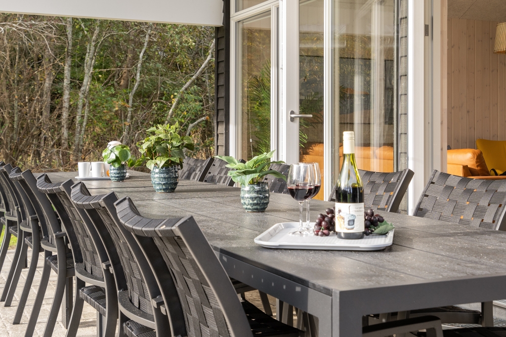 Nyt en grillkveld på terrassen i luksushus nr. 568 i Vestjylland