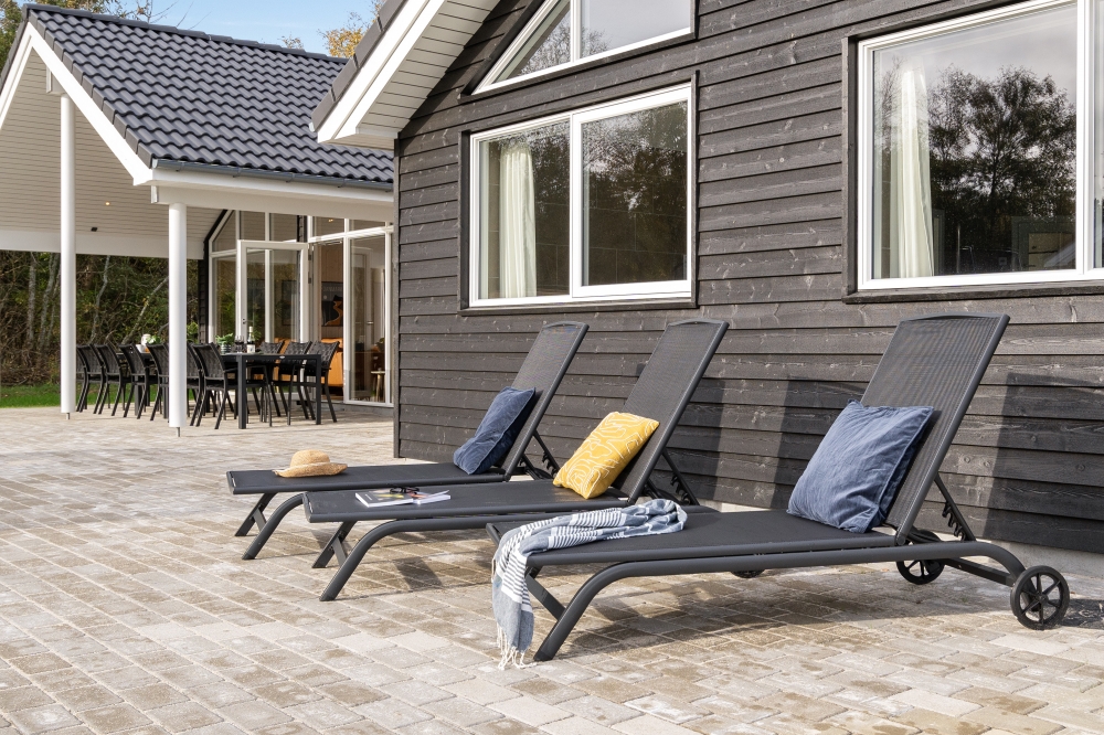 Luksushus nr. 568 har en deilig terrasse med gode hagemøbler til 16 personer.