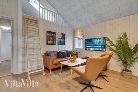 Sofaen i luksushus nr. 568 i Vestjylland er perfekt for å hygge seg med et brettspill eller se en film sammen.