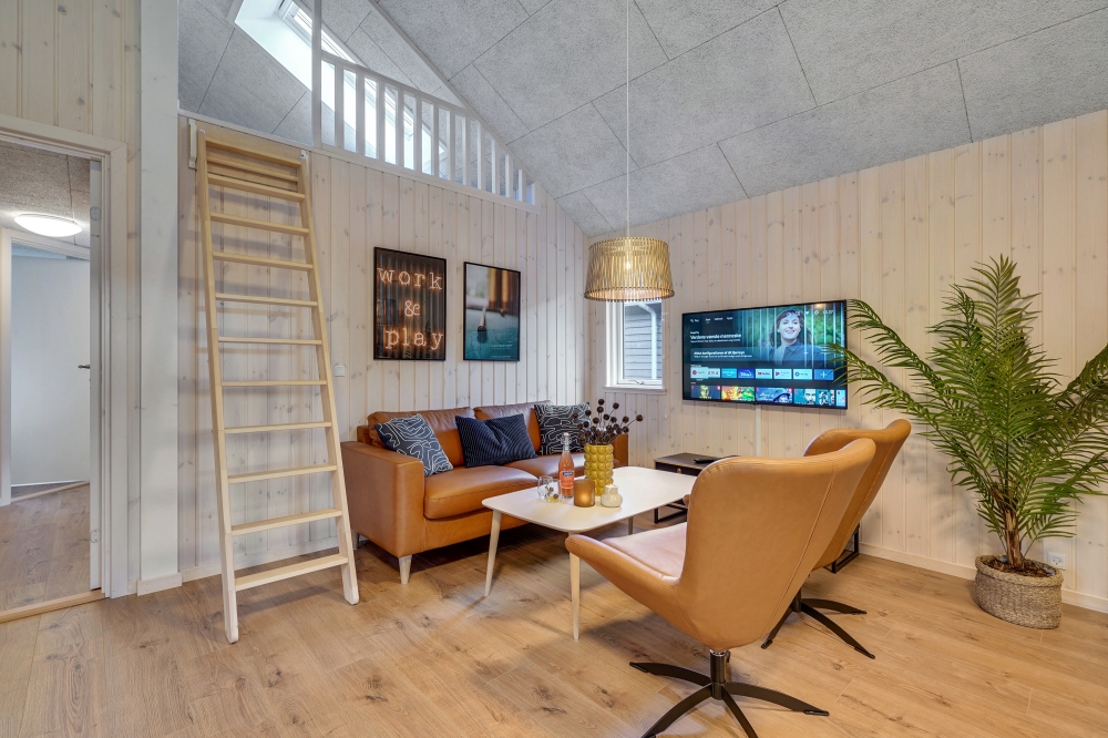 Sofaen i luksushus nr. 568 i Vestjylland er perfekt for å hygge seg med et brettspill eller se en film sammen.